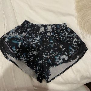 hottie hot lululemon shorts! cool pattern